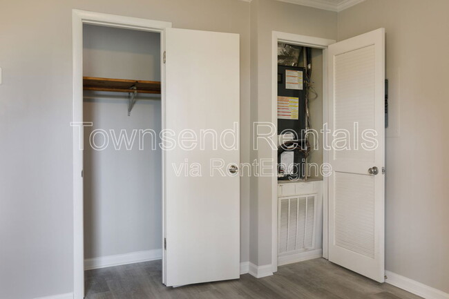 Building Photo - 5858 Century Oaks Dr