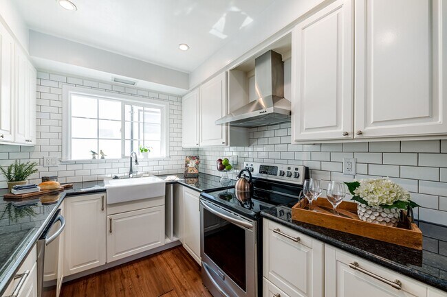 Building Photo - Coming Soon! Lovely Redwood Heights Home w...