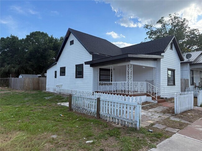 Building Photo - 2116 W Pine St