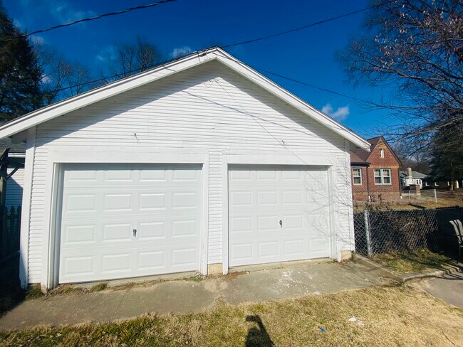 Building Photo - 930 E 56th St