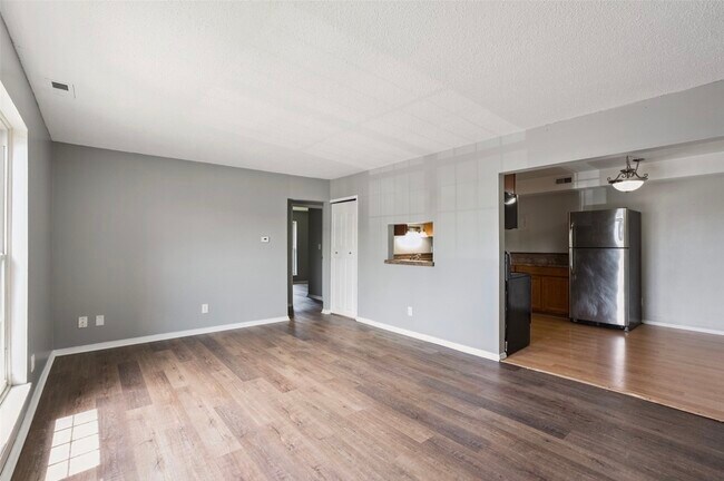 Building Photo - 1100 E 6th St