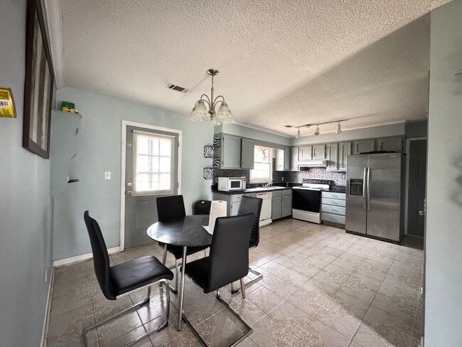 Building Photo - 8027 Country Oaks Rd