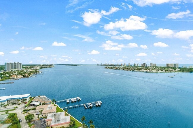 Building Photo - 2650 Lake Shore Dr