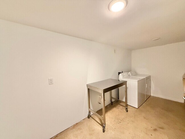 Building Photo - Luxurious 4BD, 3BA Raleigh Home with Fence...