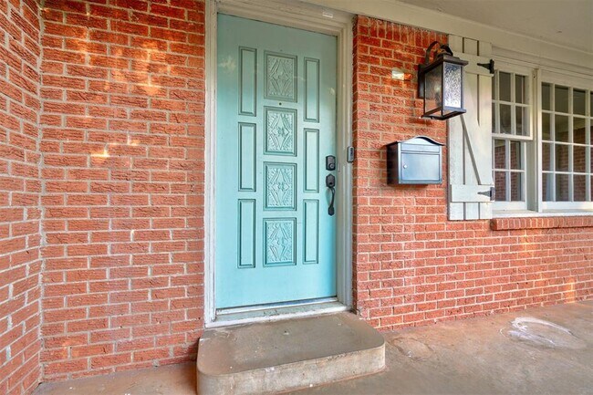 Building Photo - 2433 Gladstone Terrace