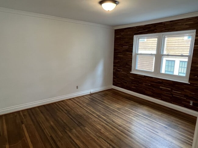 Building Photo - 2 Bed Back Unit in Uptown!