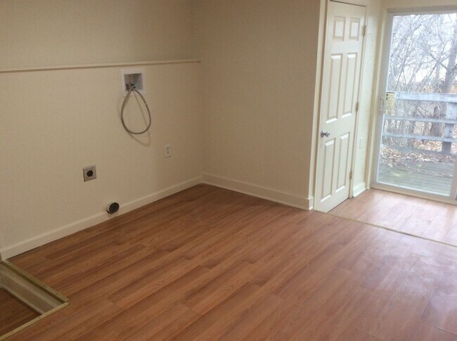 Building Photo - Renovated and Spacious 4 Bedroom 1.5 Bath ...