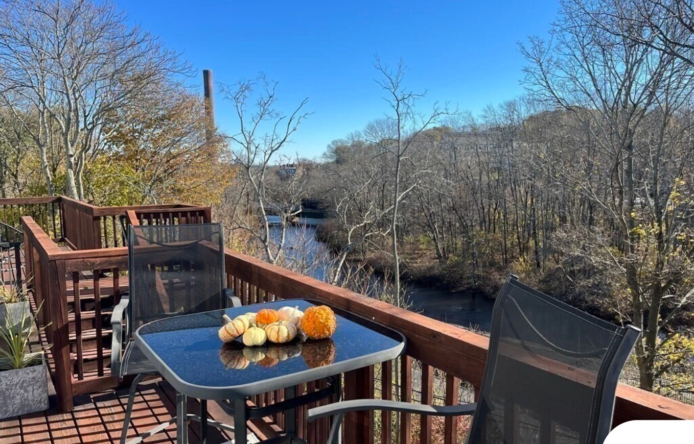 Building Photo - 52 River St