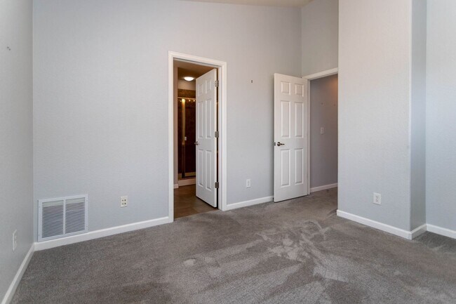 Building Photo - Downtown Living with Style & Views!
