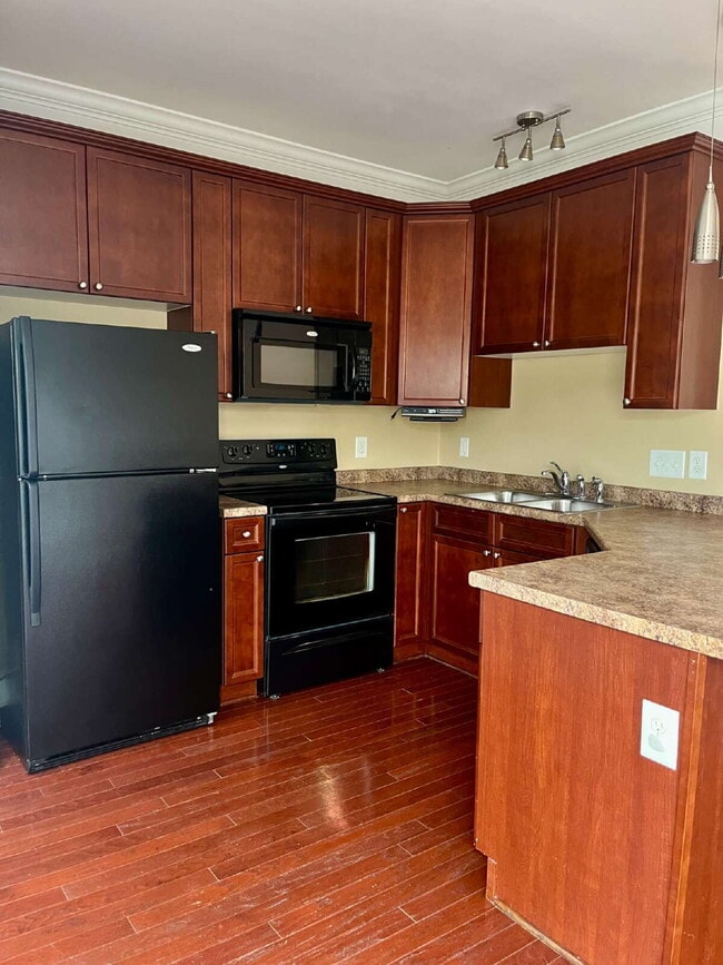 Building Photo - Spacious Lenox Village Townhouse: 3 Beds, ...