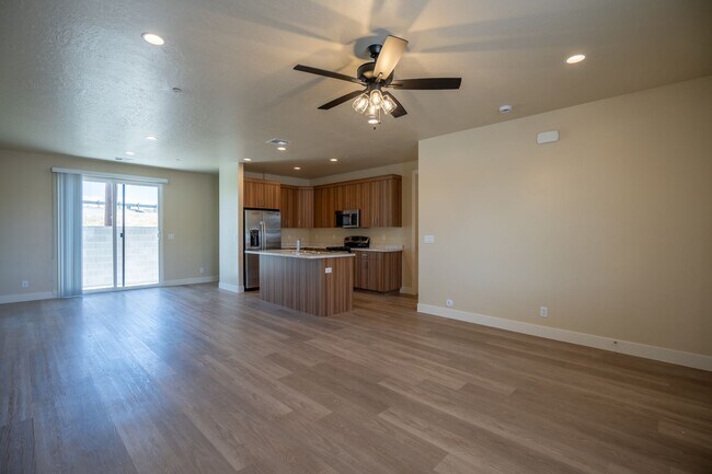 Building Photo - Newer Townhome Near Utah Tech