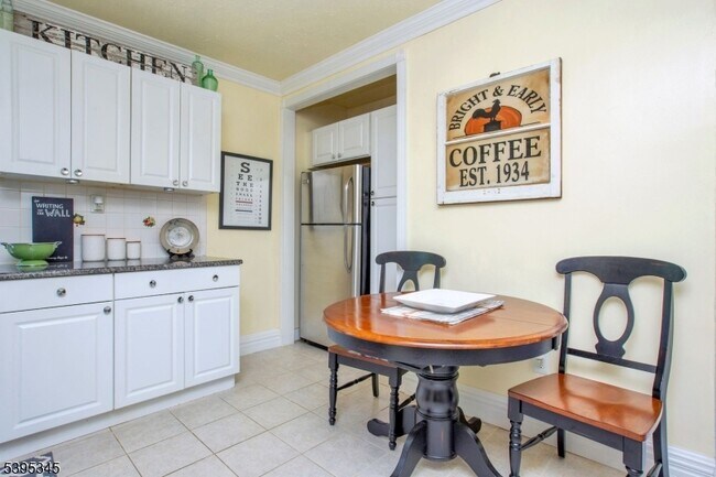 Building Photo - 142 Forest St