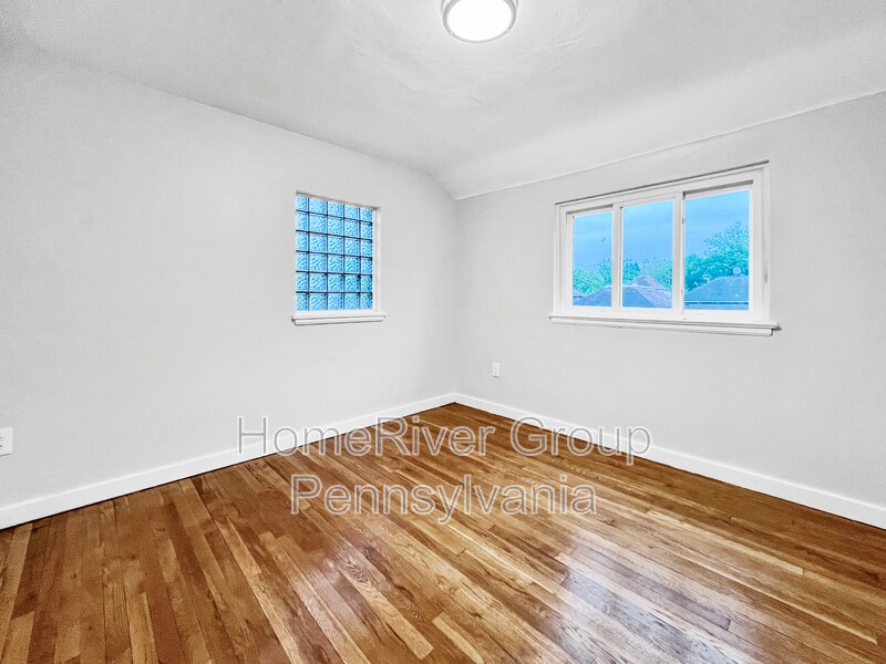 Building Photo - 1066 Elwell St