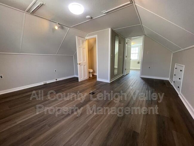 Building Photo - 457 Willow Rd