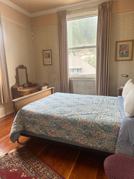 Building Photo - 304 6th St