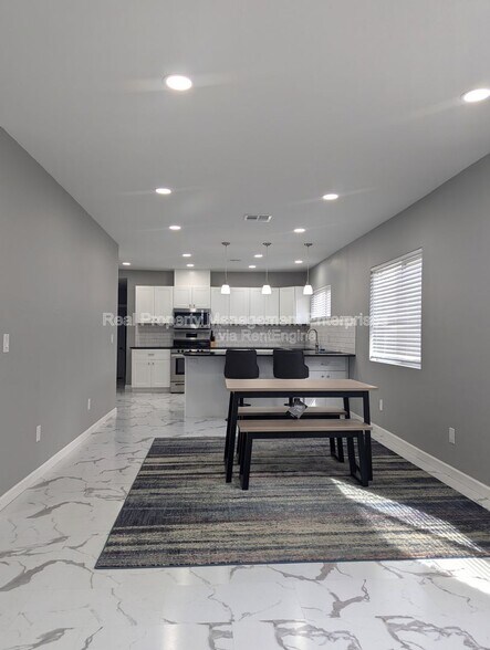 Building Photo - 600 N Poplar Ln