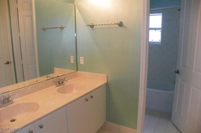Building Photo - 1400 Mariposa Cir