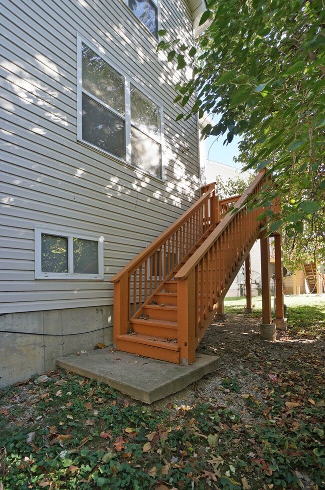 Building Photo - Exquisite 3 Bedroom 2.5 Bath Townhome for ...