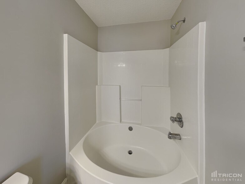 Building Photo - 4744 Abercromby St