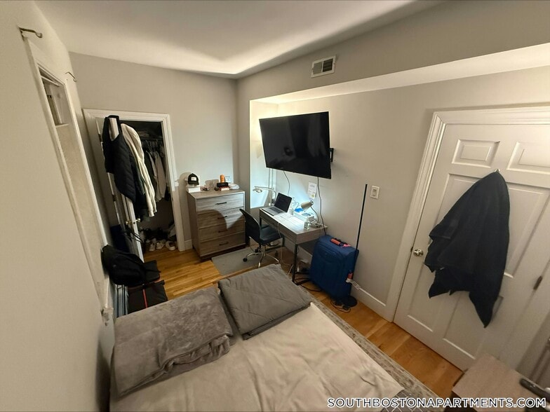 Building Photo - 868 E 2nd St