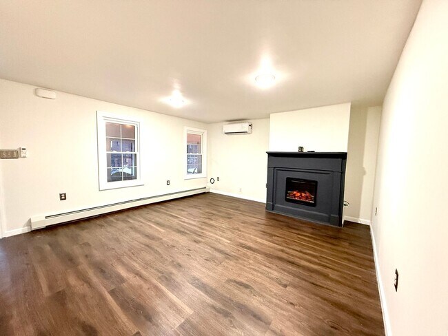 Building Photo - Walk to the Waterfront!|2BR Single-Family with Private Yard!