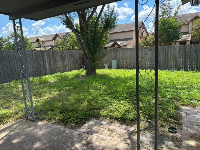 Building Photo - 213 S Dakota St