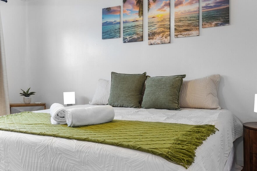 Building Photo - 485 Waianuenue Ave