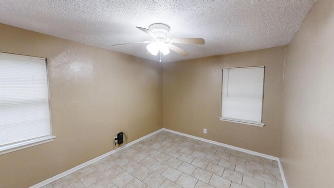 Building Photo - 414 W Voelter Ave