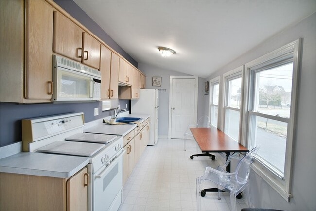 Building Photo - 2331 Edgemere Dr