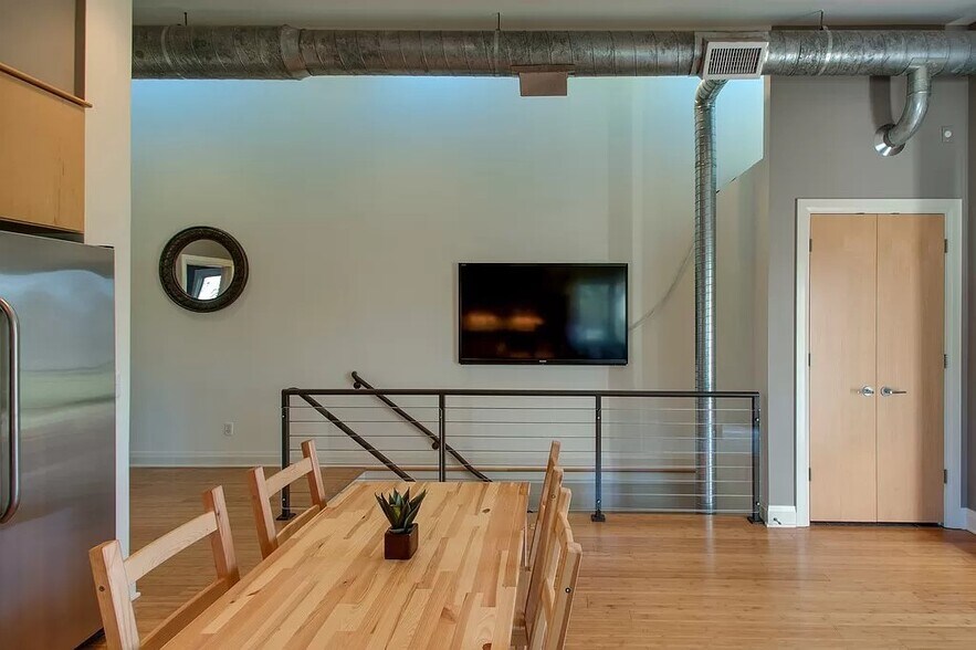 Building Photo - 324 Van Buren St