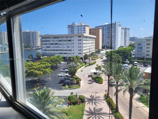 Building Photo - 100 Golden Isles Dr