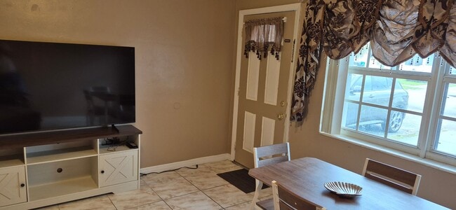 Building Photo - Charming 2 Bedroom / 1 Bathroom House