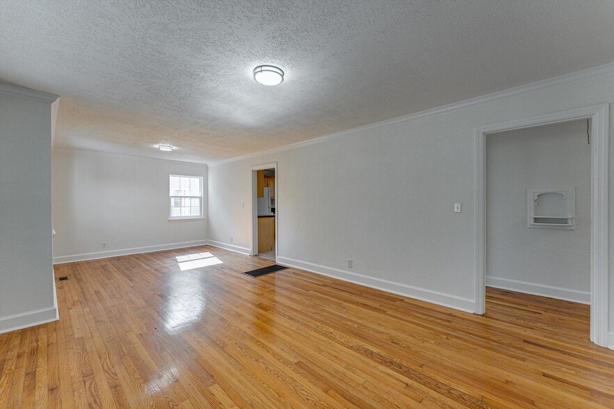 Building Photo - 4910 Golfview Dr