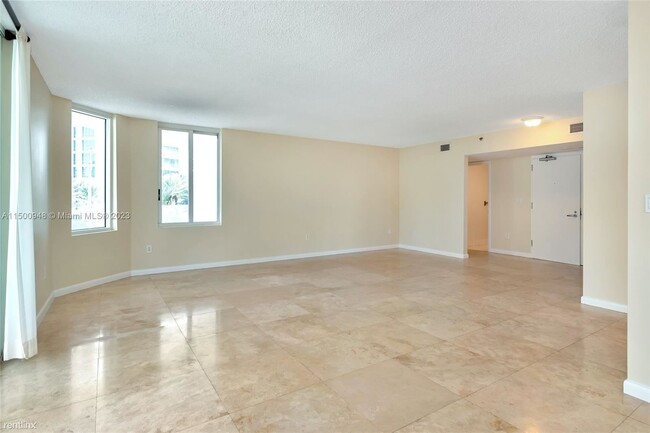 Building Photo - 3 br, 2 bath House - 5900 Collins Ave Apt 408