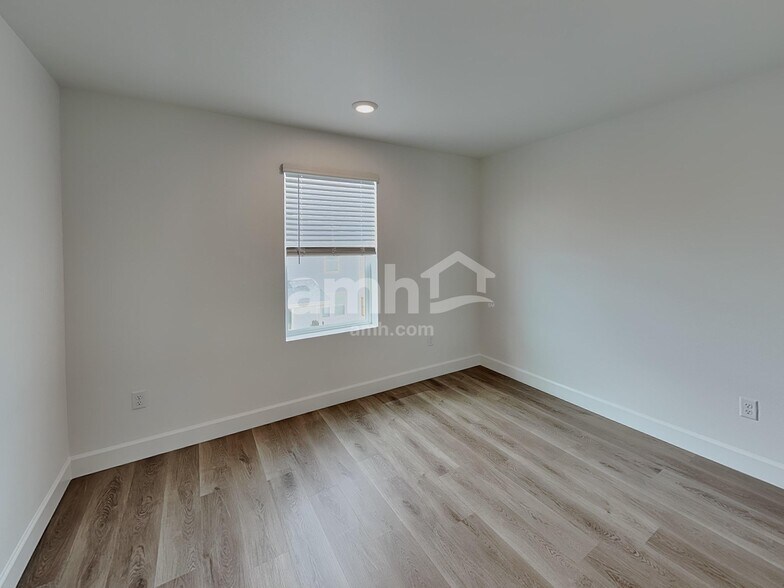 Building Photo - 13880 E 100th Way