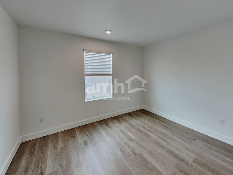 Building Photo - 13920 E 100th Way