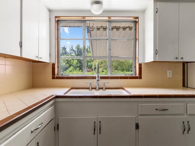 Building Photo - 2112 Hillcrest Dr