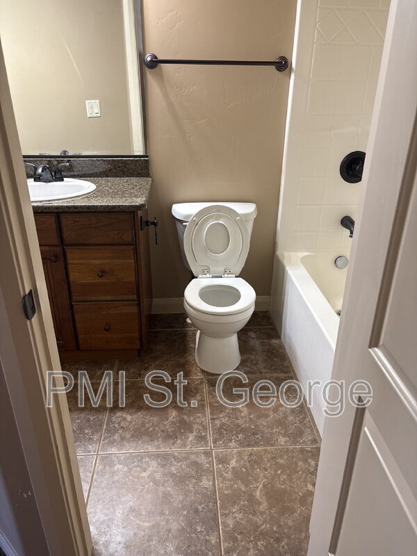 Building Photo - 340 1425 N St