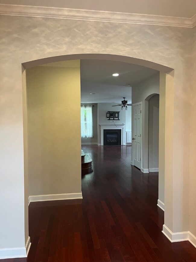 Building Photo - "Charming 4-Bed Home in Mt. Juliet's Sterl...
