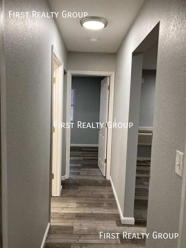 Building Photo - 2 Bedroom, 1 Bath 2nd Floor Apartment For ...