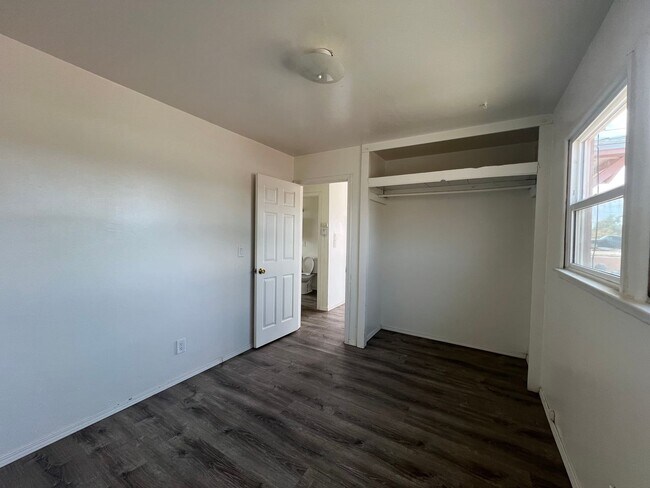Building Photo - P054