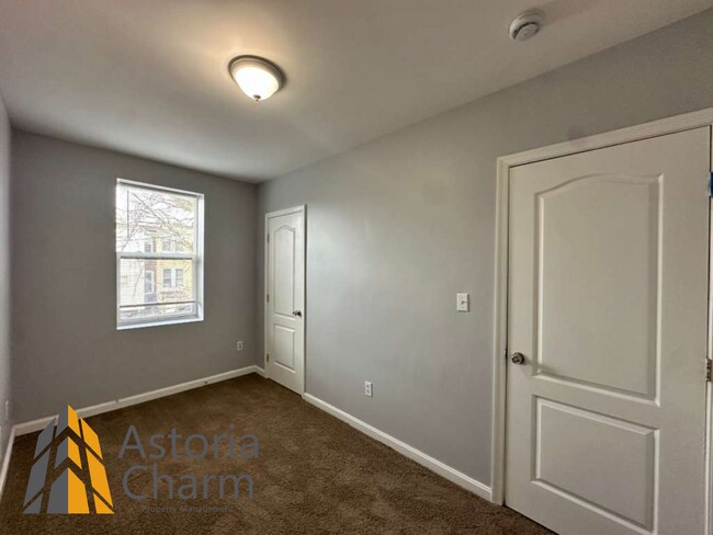 Building Photo - 3 Bedroom and a Den Home with Fenced Yard and Eat In Kitchen on Linnard Street