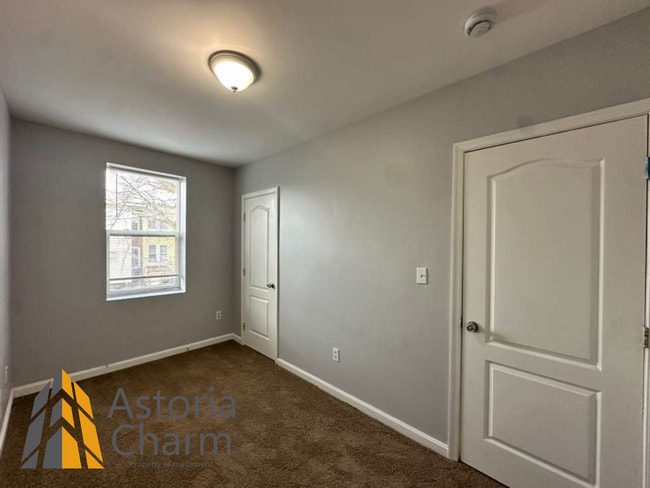 Building Photo - 4 Bedroom Home with Fenced Yard and Eat In Kitchen on Linnard Street