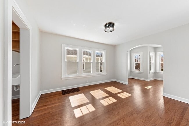 Building Photo - 133 S Vail Ave