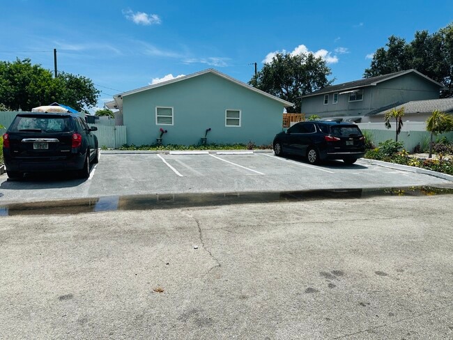 Building Photo - 1520 Barbarie Ln