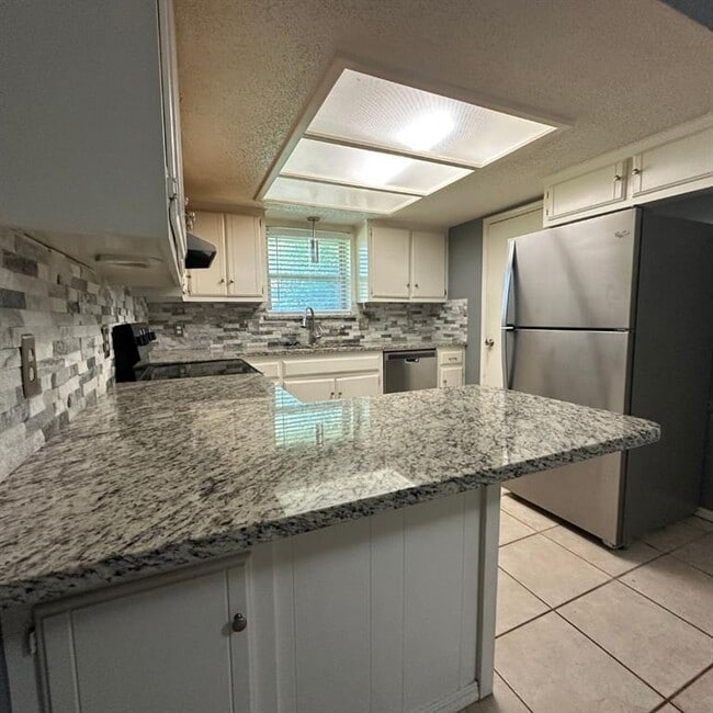 Building Photo - 6928 Woodlake Dr