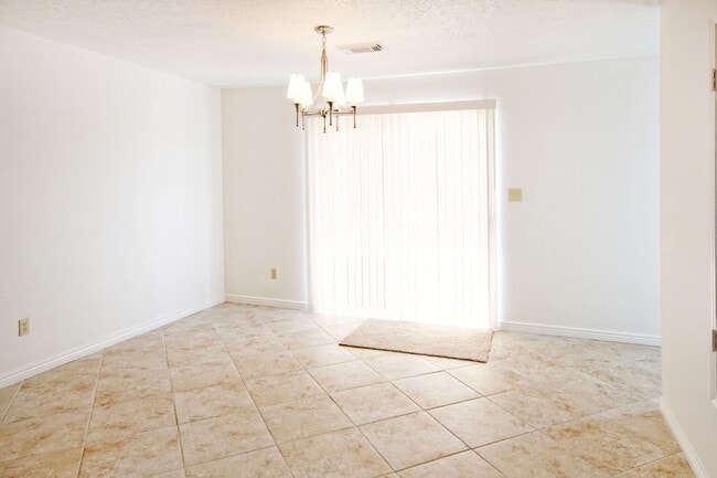Building Photo - Comfortable home on a cul-de-sac with a great floorplan.