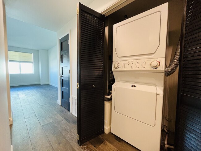 Building Photo - "Discover Urban Elegance: Spacious 1417 Sq Ft Studio Condo in the Heart of Phoenix!"