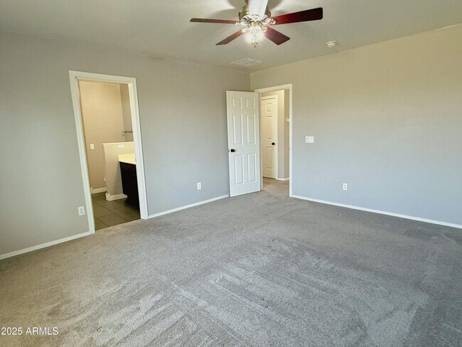 Building Photo - 2528 E Meadow Creek Way