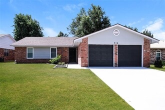 Building Photo - 916 Clear Creek